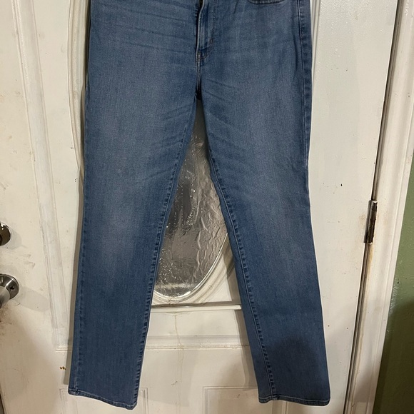 Size 31 Light wash Levi Straight Jeans! Like NEW - Picture 5 of 5